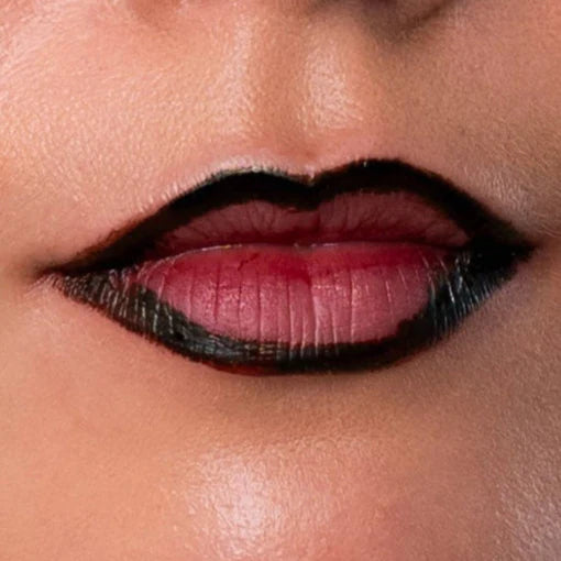 1. Appliquer sur vos lèvres ou le contour